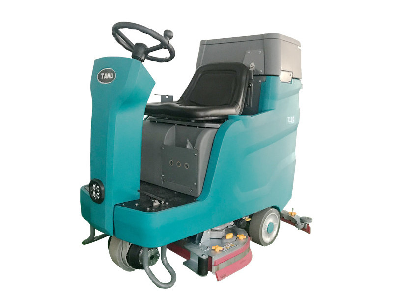 駕駛式洗地機(jī)省時(shí)又省力，值得推薦