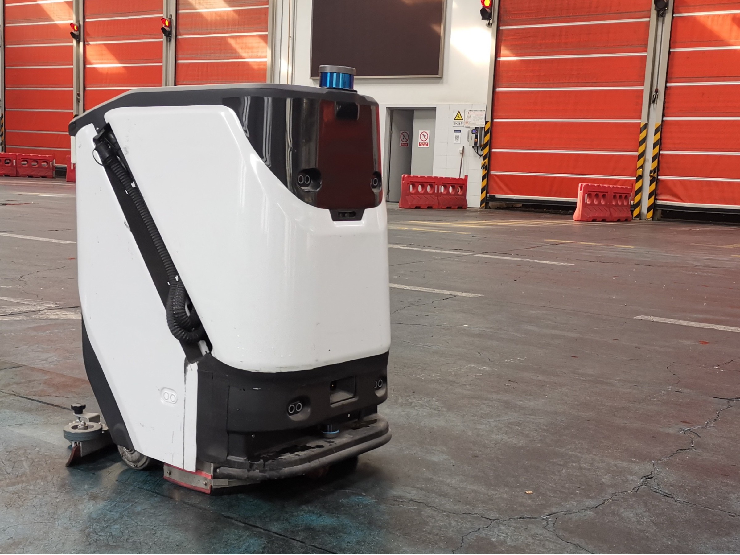 制造業(yè)老板必看：一臺洗地機，年省近20萬？保潔成本該這么算