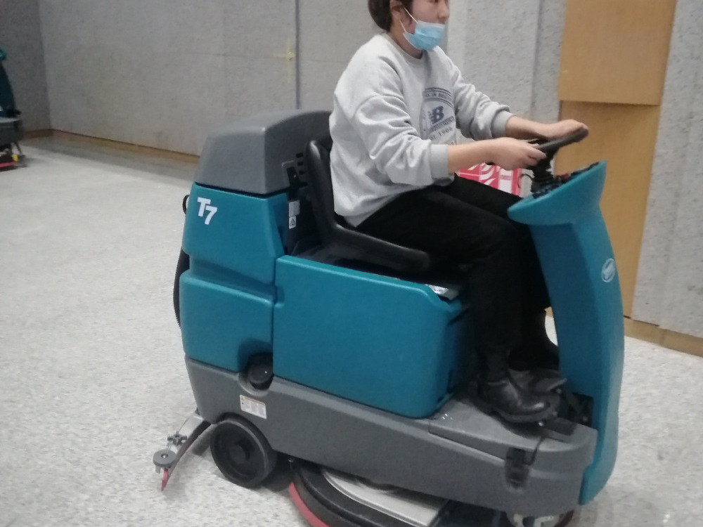 駕駛式洗地機，工廠車庫的清潔設備好選擇