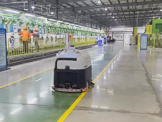 坦力廠(chǎng)房?jī)?nèi)無(wú)人掃地機(jī)：車(chē)間清潔自動(dòng)化的得力助手