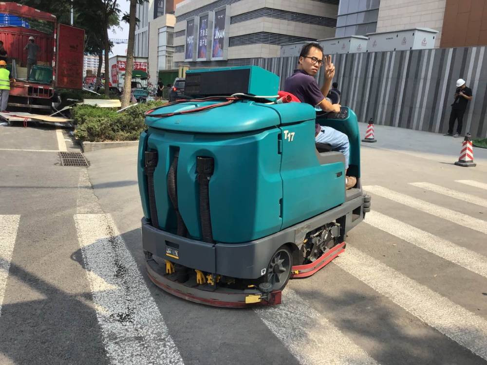 駕駛式洗地機(jī)的性能特點(diǎn)是什么？