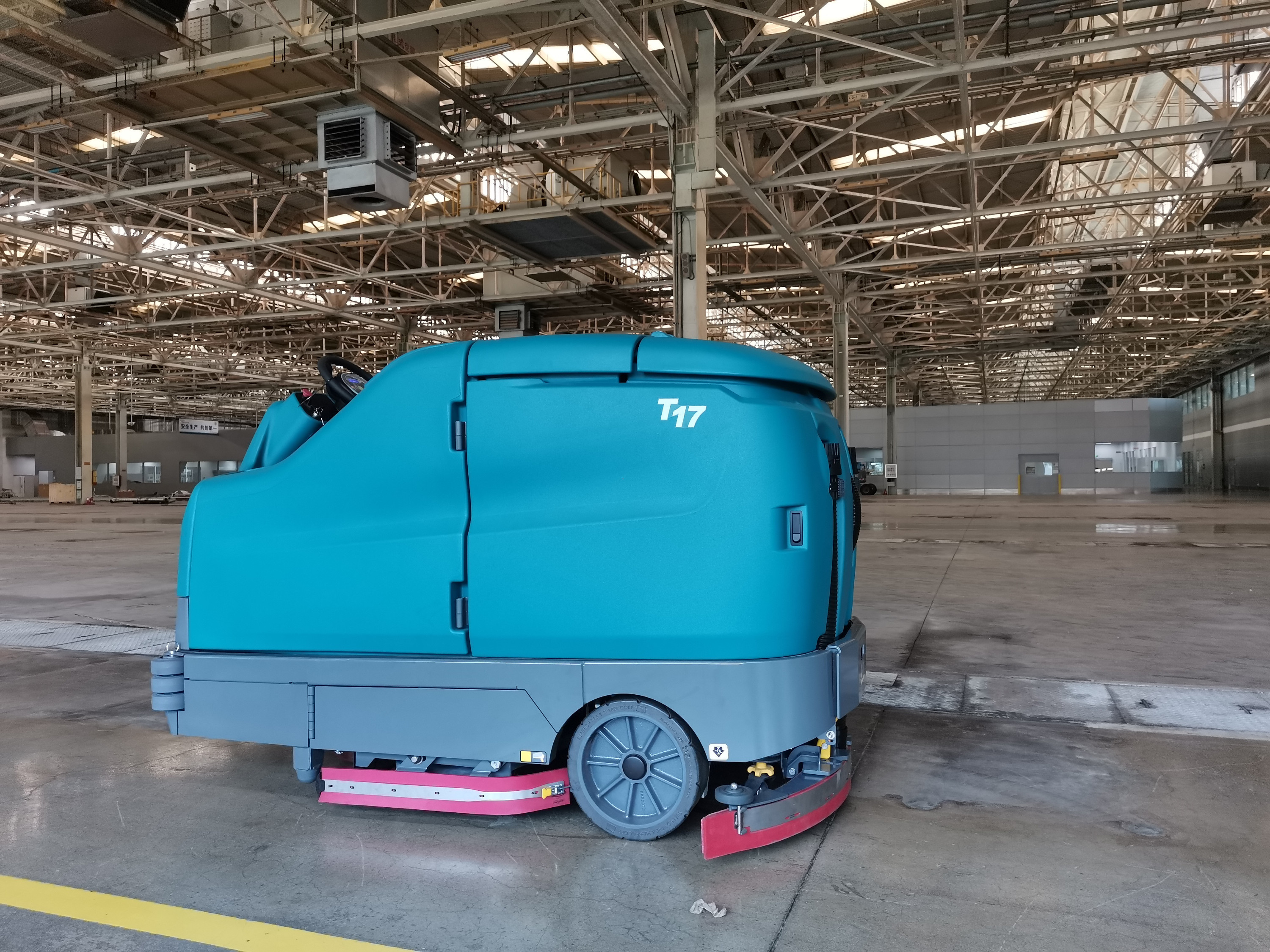 物流倉庫洗地機應(yīng)該怎樣選？