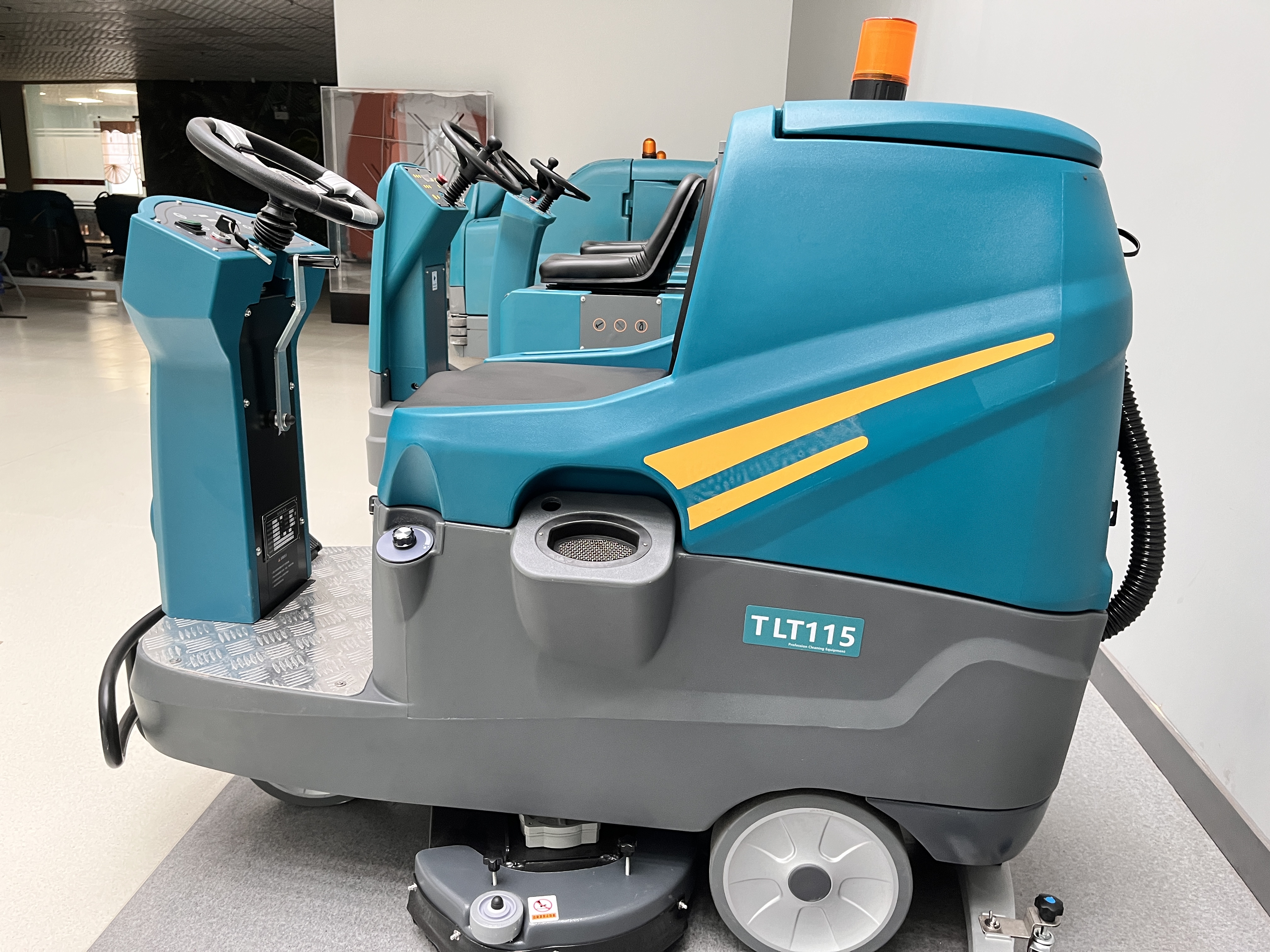 工商業(yè)洗地機(jī)，環(huán)保與節(jié)能，從我們做起！