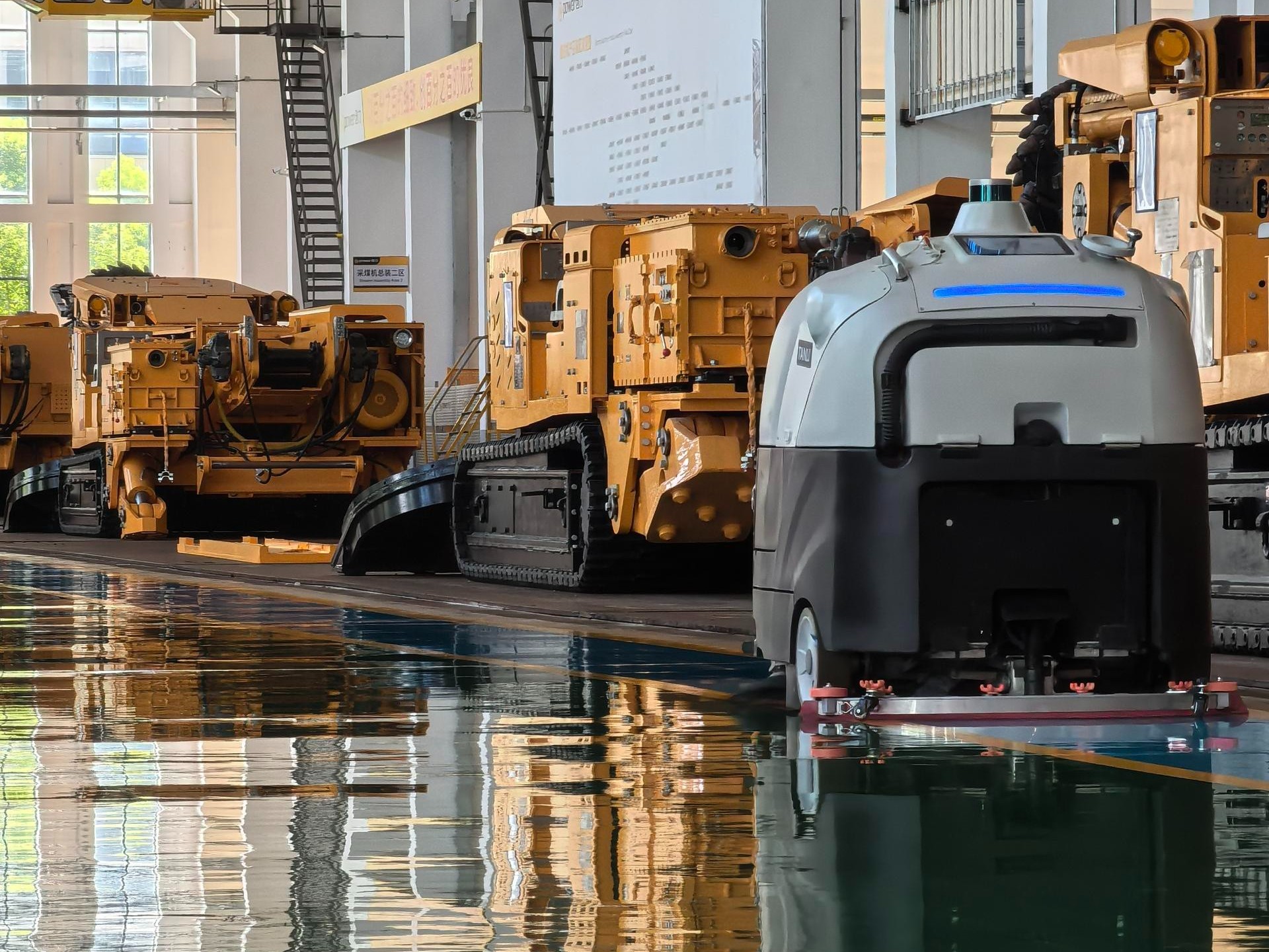 工業(yè)智能洗地機：工廠環(huán)氧地坪保潔的智能伙伴