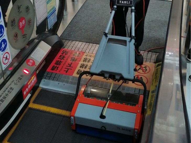 站著就能“輸出”？來看這場商超自動扶梯清潔大作戰(zhàn)