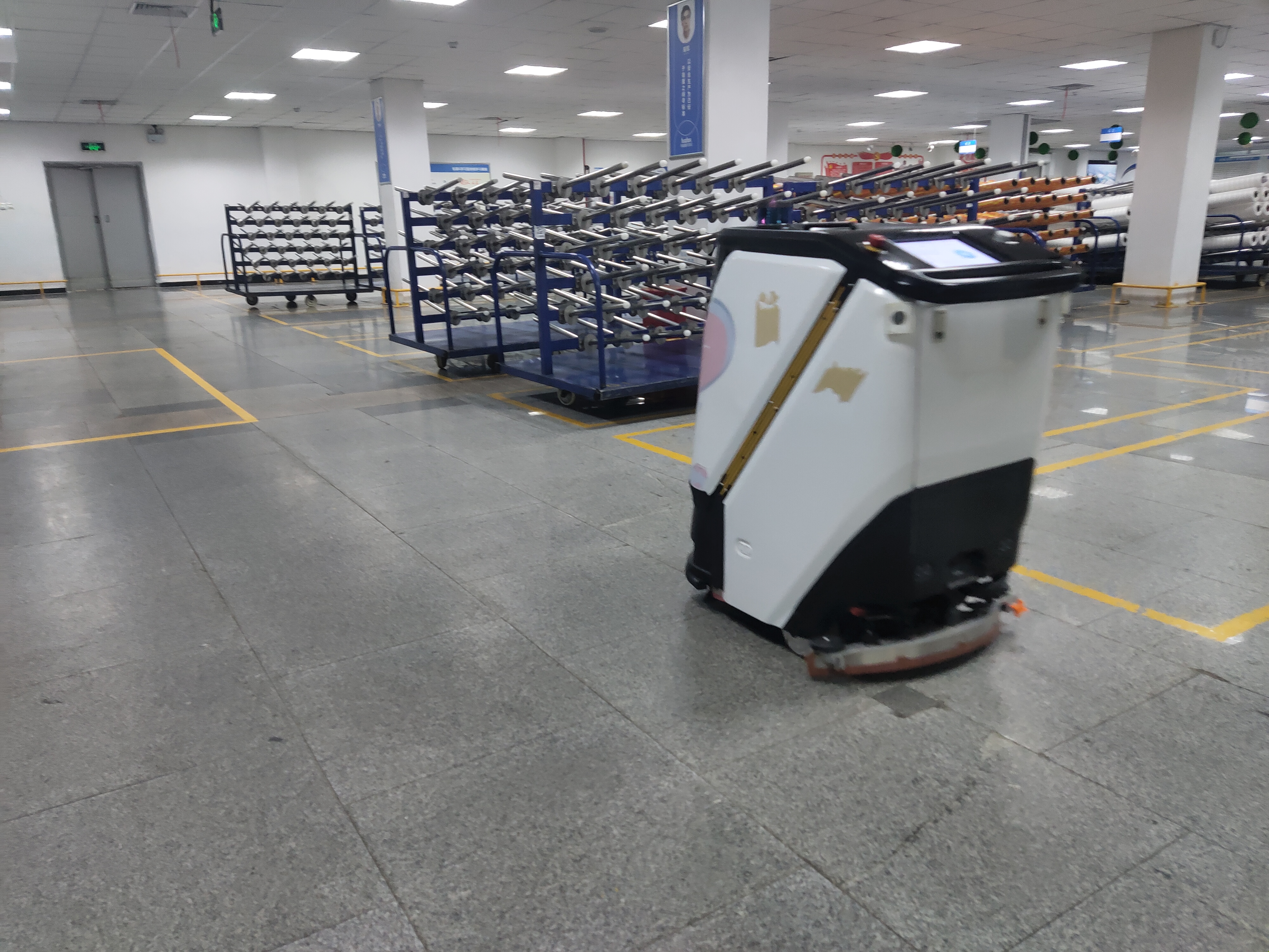 車間里的 “新同事”：剛上崗就被搶著用  坦力洗地機器人無需看管一小時清潔3000平