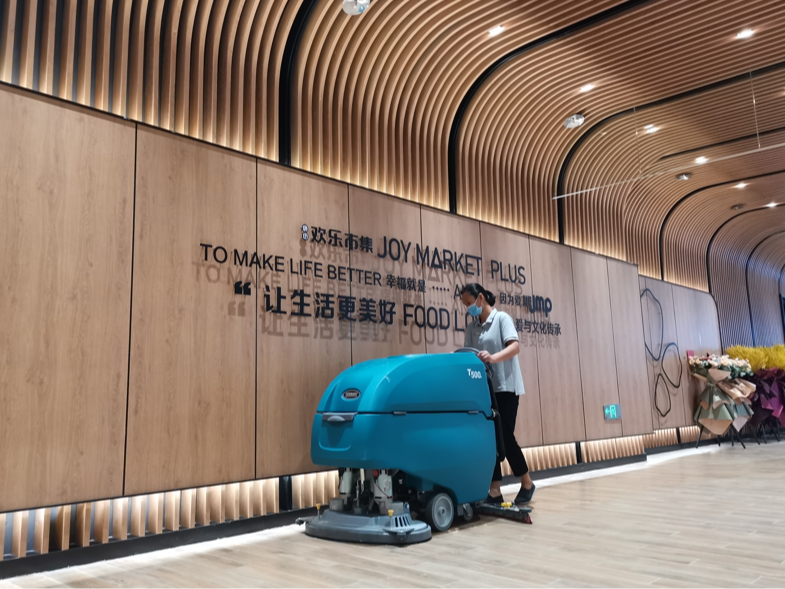 商場(chǎng)應(yīng)該如何選擇洗地機(jī)？